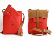 Túi đeo chéo gồm túi lớn và ví nhỏ với thiết kế 2 trong 1 độc đáo